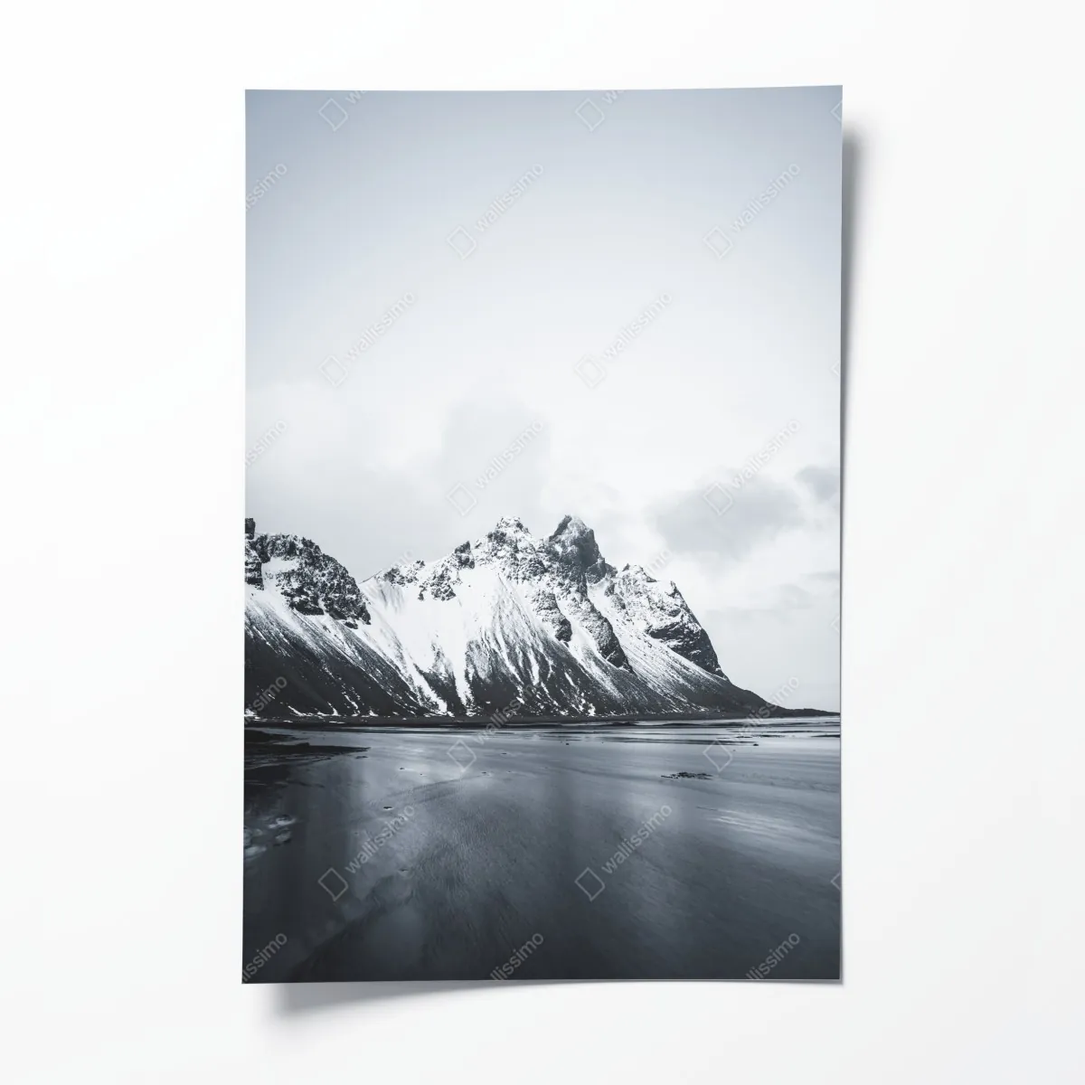 Plakat spokojny ośnieżony krajobraz górski nad morzem – Wallissimo® Plakat spokojny ośnieżony krajobraz górski nad morzem – Wallissimo®