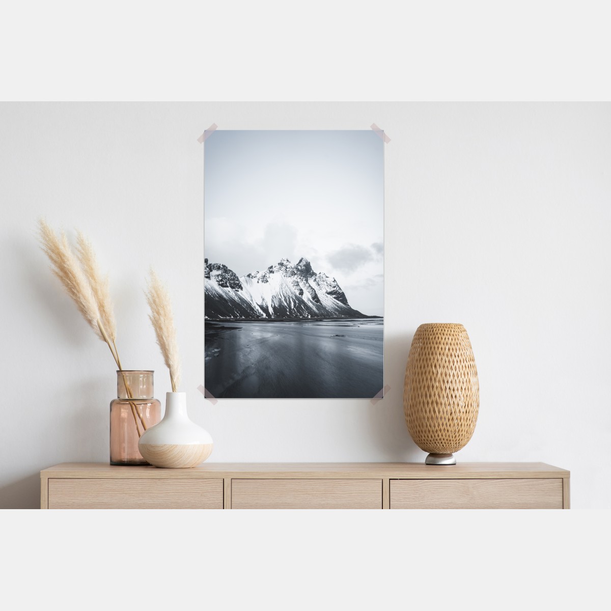 Plakat spokojny ośnieżony krajobraz górski nad morzem – Wallissimo® Plakat spokojny ośnieżony krajobraz górski nad morzem – Wallissimo®