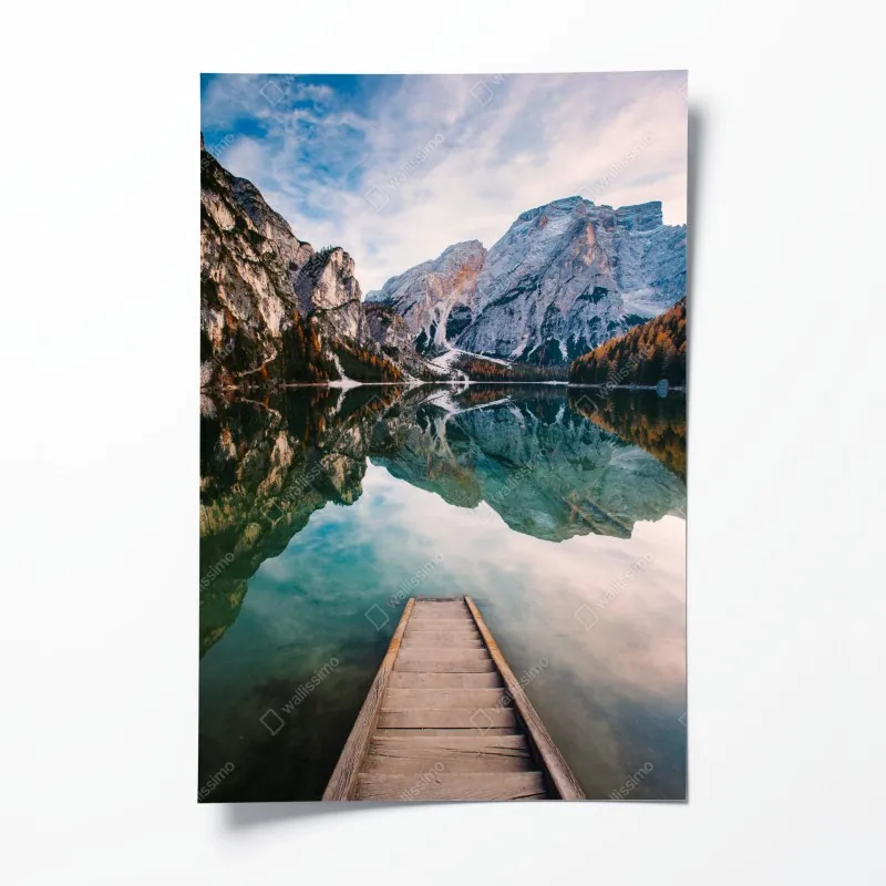 Plakat spokojne alpejskie jezioro z drewnianym pomostem