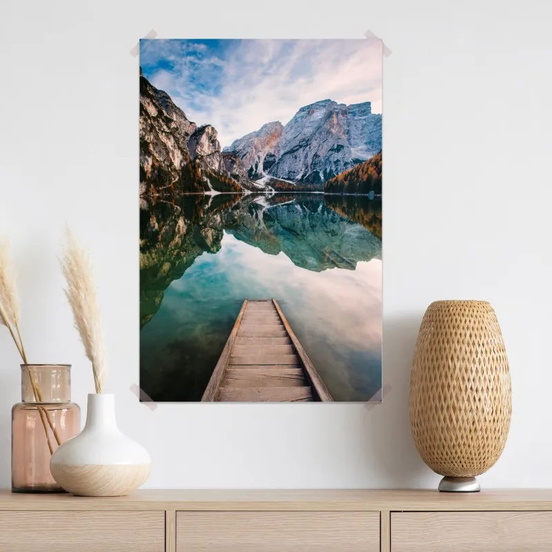 Plakat spokojne alpejskie jezioro z drewnianym pomostem – Wallissimo® Plakat spokojne alpejskie jezioro z drewnianym pomostem – Wallissimo®