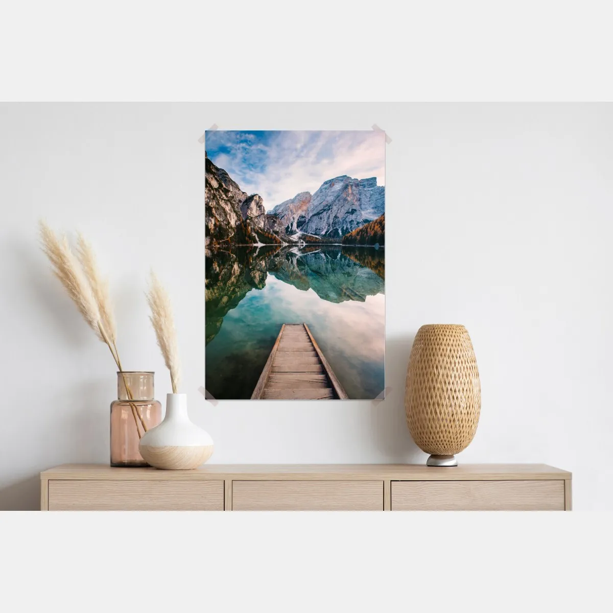 Plakat spokojne alpejskie jezioro z drewnianym pomostem – Wallissimo® Plakat spokojne alpejskie jezioro z drewnianym pomostem – Wallissimo®