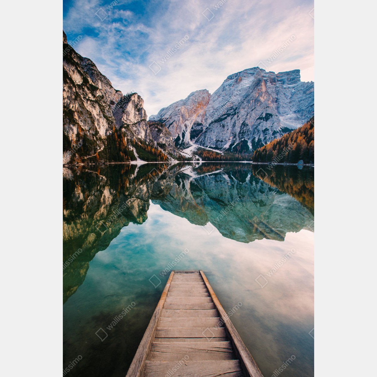 Plakat spokojne alpejskie jezioro z drewnianym pomostem – Wallissimo® Plakat spokojne alpejskie jezioro z drewnianym pomostem – Wallissimo®