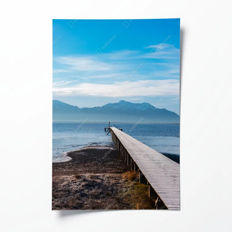 Plakat mglisty pomost nad jeziorem o świcie