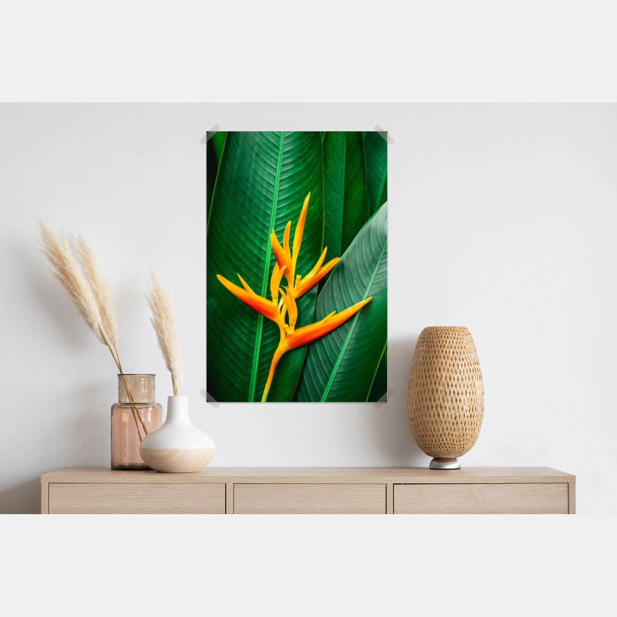 Plakat żywa heliconia na zielonych liściach – Wallissimo® Plakat żywa heliconia na zielonych liściach – Wallissimo®