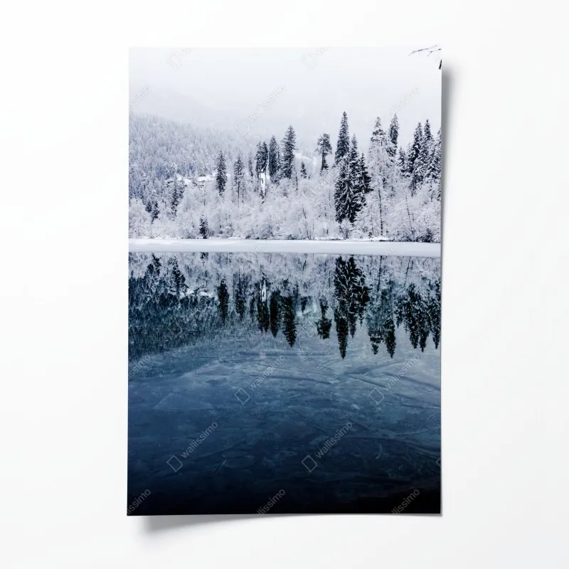Plakat zimowe jezioro z odbiciem w śnieżnym lesie