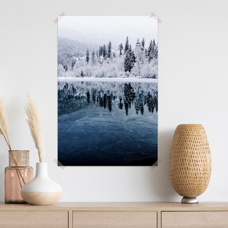 Plakat zimowe jezioro z odbiciem w śnieżnym lesie – Wallissimo® Plakat zimowe jezioro z odbiciem w śnieżnym lesie – Wallissimo®