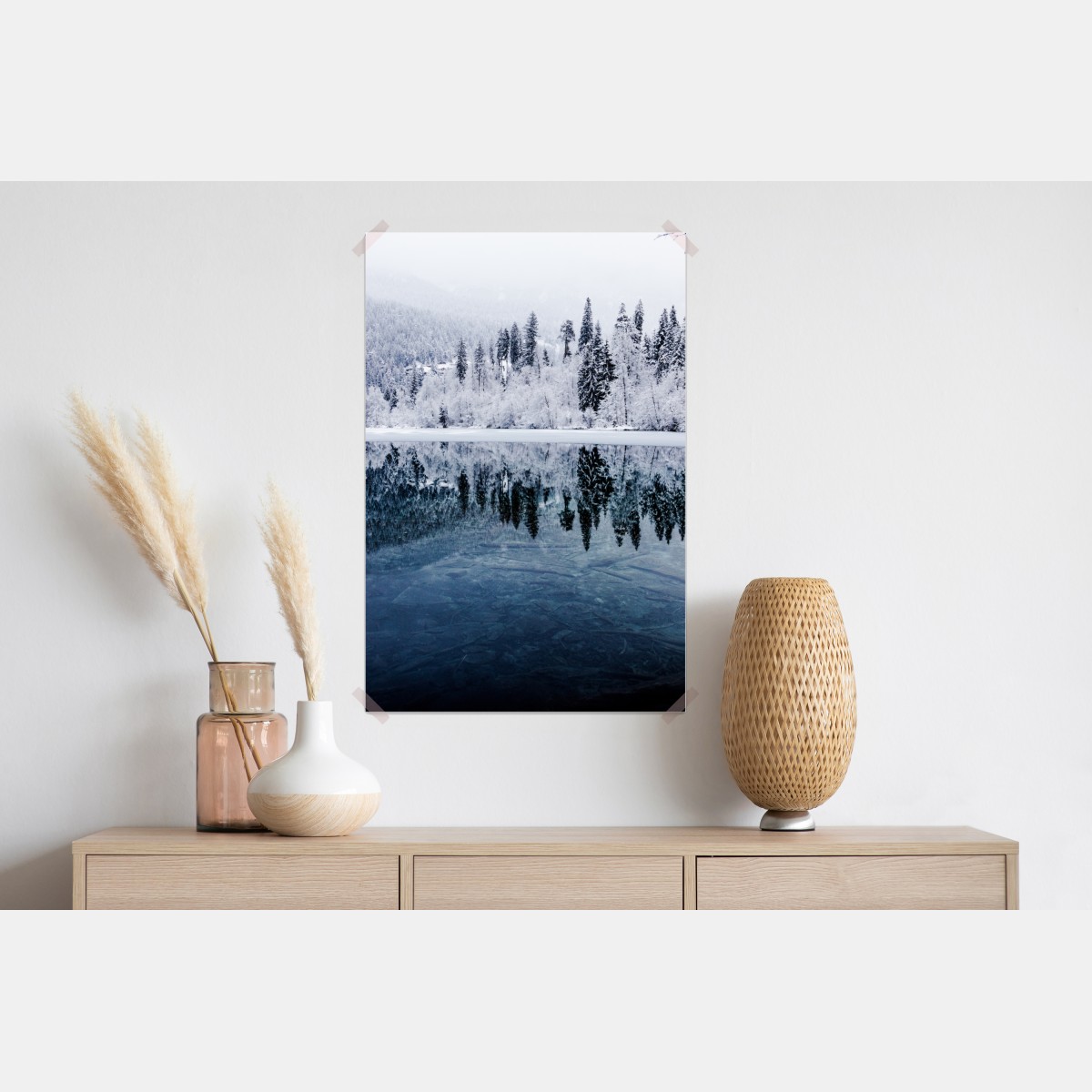 Plakat zimowe jezioro z odbiciem w śnieżnym lesie – Wallissimo® Plakat zimowe jezioro z odbiciem w śnieżnym lesie – Wallissimo®