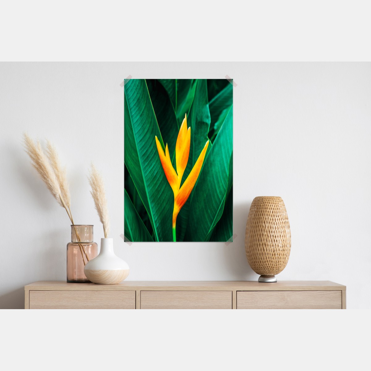 Plakat żywy tropikalny kwiat heliconia na tle zielonych liści – Wallissimo® Plakat żywy tropikalny kwiat heliconia na tle zielonych liści – Wallissimo®