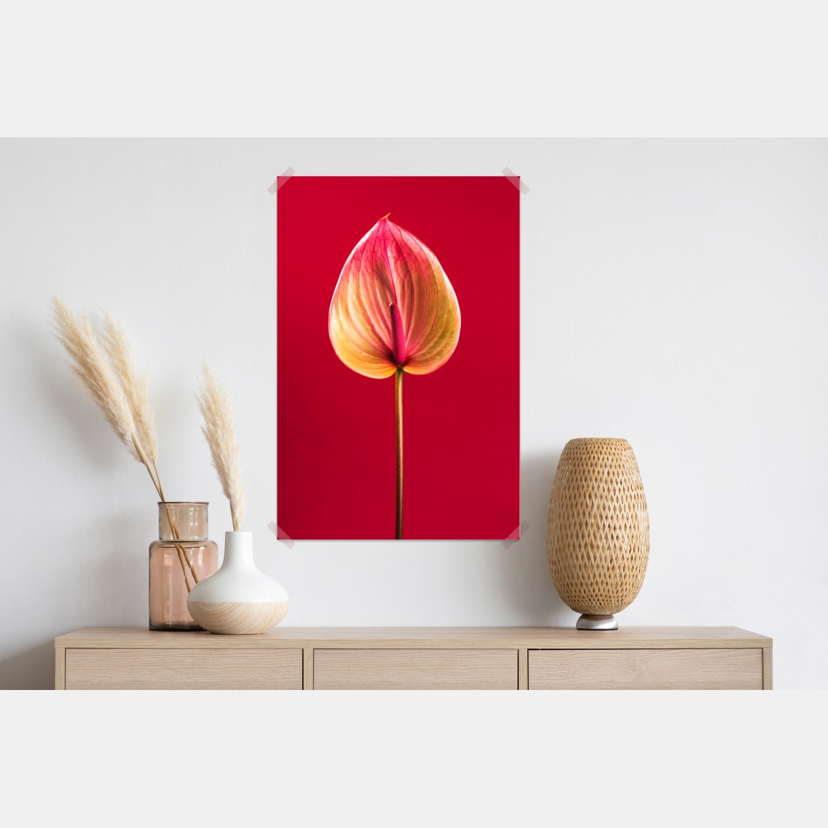 Plakat eleganckie anturium na czerwonym tle – Wallissimo® Plakat eleganckie anturium na czerwonym tle – Wallissimo®