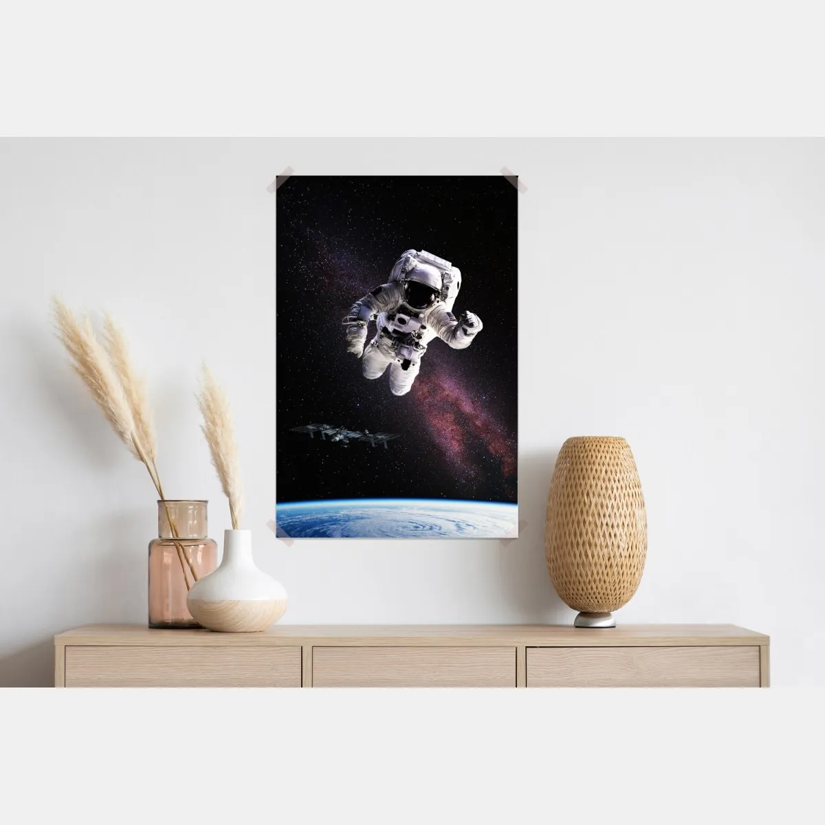 Plakat astronauta nad Ziemią i galaktyką – Wallissimo® Plakat astronauta nad Ziemią i galaktyką – Wallissimo®