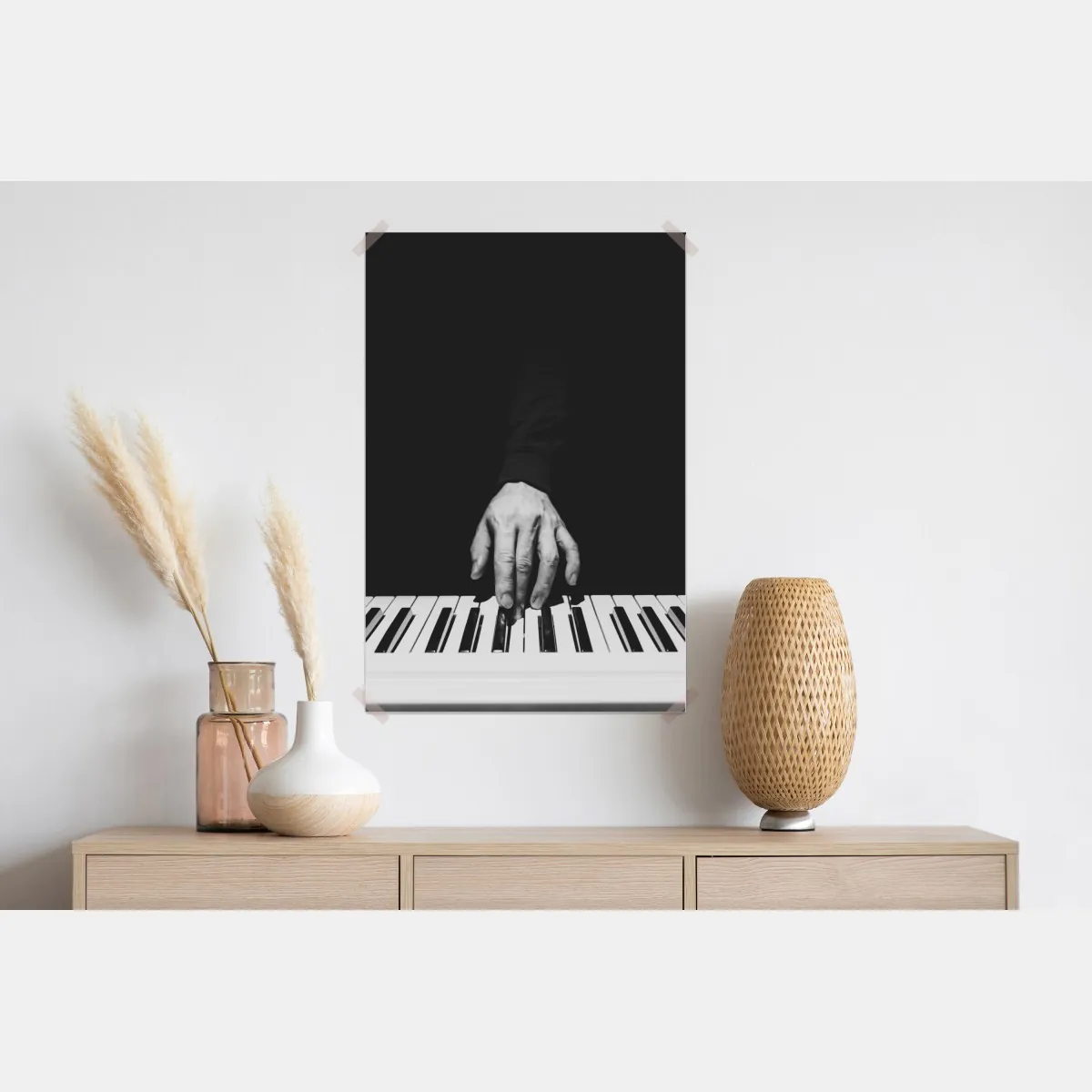 Plakat monochromatyczne zbliżenie ręki przy pianinie – Wallissimo® Plakat monochromatyczne zbliżenie ręki przy pianinie – Wallissimo®