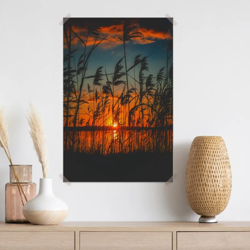 Plakat zachód słońca nad jeziorem z sitowiem w sylwecie – Wallissimo® Plakat zachód słońca nad jeziorem z sitowiem w sylwecie – Wallissimo®