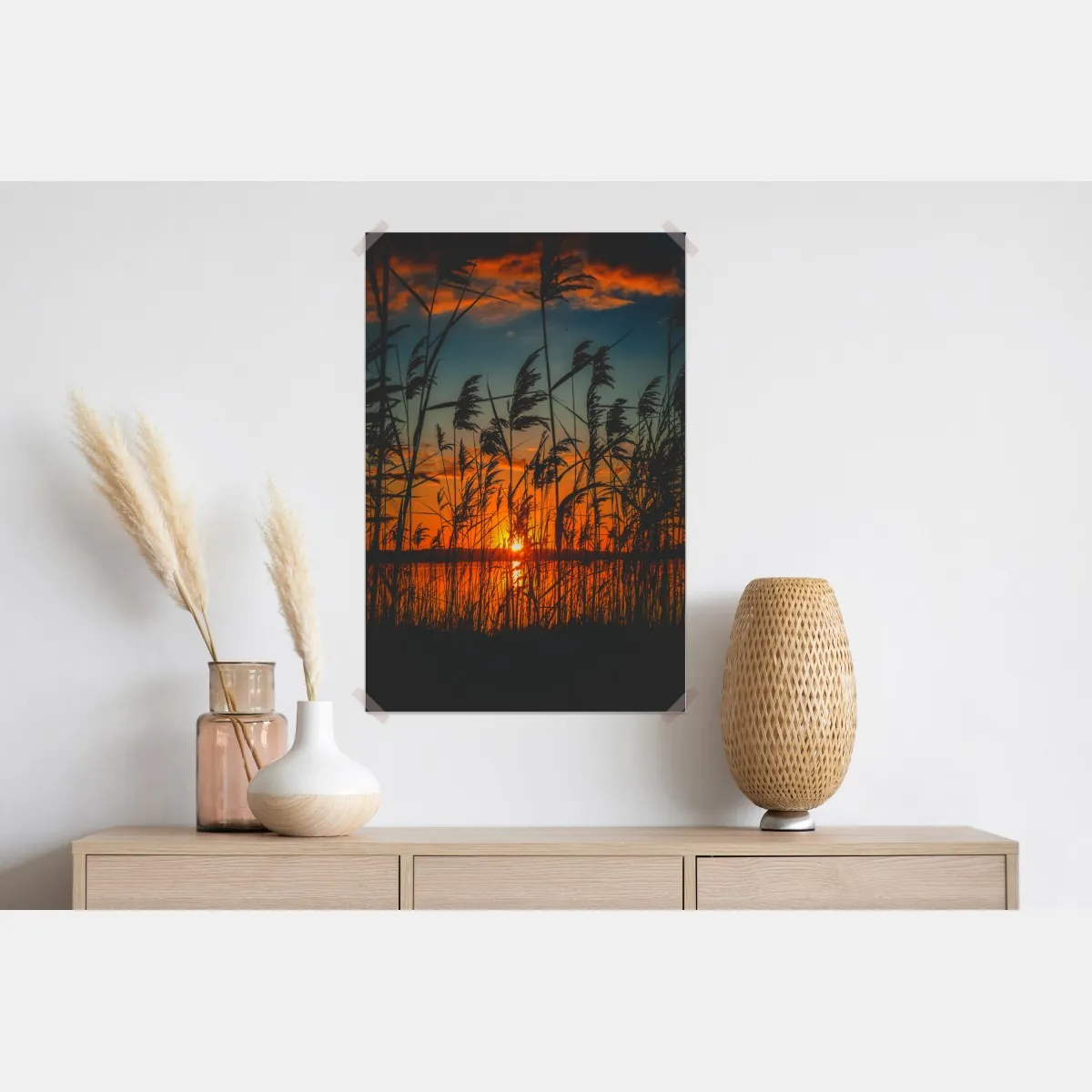 Plakat zachód słońca nad jeziorem z sitowiem w sylwecie – Wallissimo® Plakat zachód słońca nad jeziorem z sitowiem w sylwecie – Wallissimo®