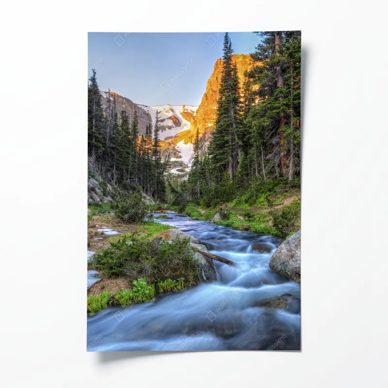 Plakat złoty szczyt nad alpejskim potokiem