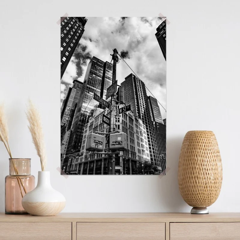 Plakat Broadway i W 57 St — miejska panorama w czerni i bieli – Wallissimo® Plakat Broadway i W 57 St — miejska panorama w czerni i bieli – Wallissimo®