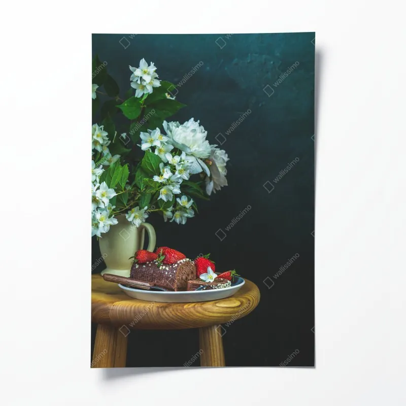 Plakat rolada czekoladowa z truskawkami i białymi kwiatami