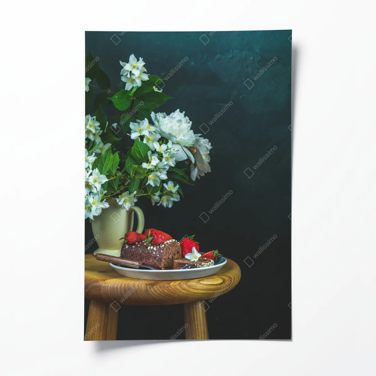 Plakat rolada czekoladowa z truskawkami i białymi kwiatami – Wallissimo® Plakat rolada czekoladowa z truskawkami i białymi kwiatami – Wallissimo®