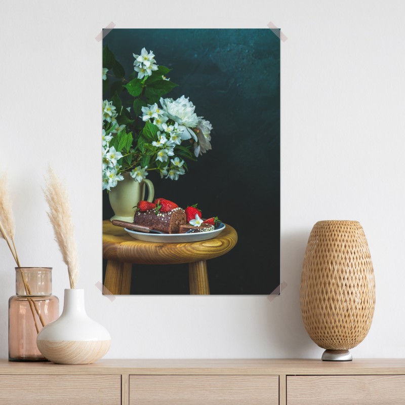 Plakat rolada czekoladowa z truskawkami i białymi kwiatami – Wallissimo® Plakat rolada czekoladowa z truskawkami i białymi kwiatami – Wallissimo®