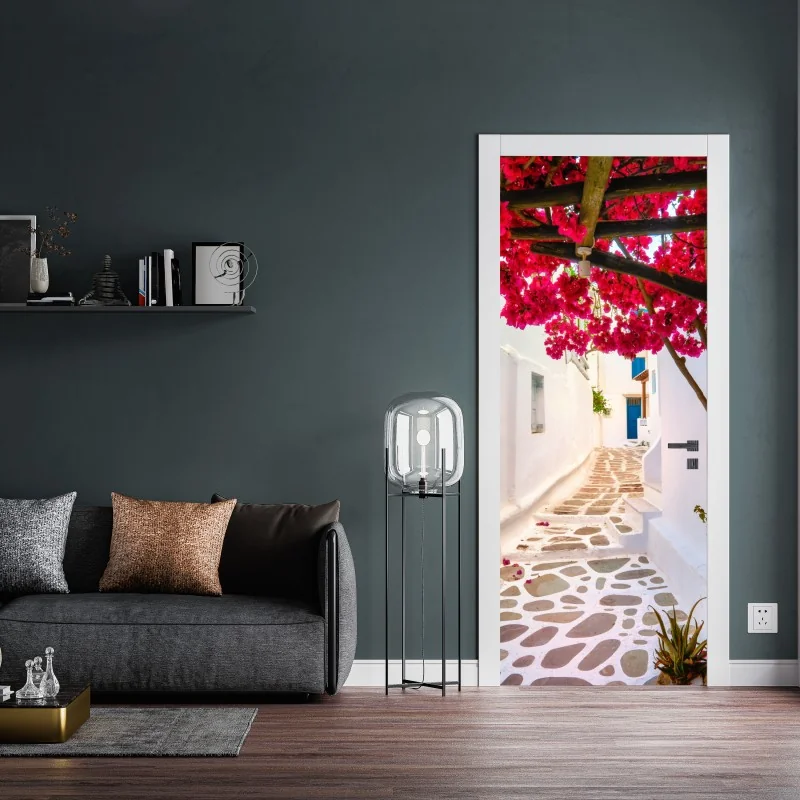 Naklejka na drzwi słoneczna uliczka grecka z bugenwillą – Wallissimo® Naklejka na drzwi słoneczna uliczka grecka z bugenwillą – Wallissimo®