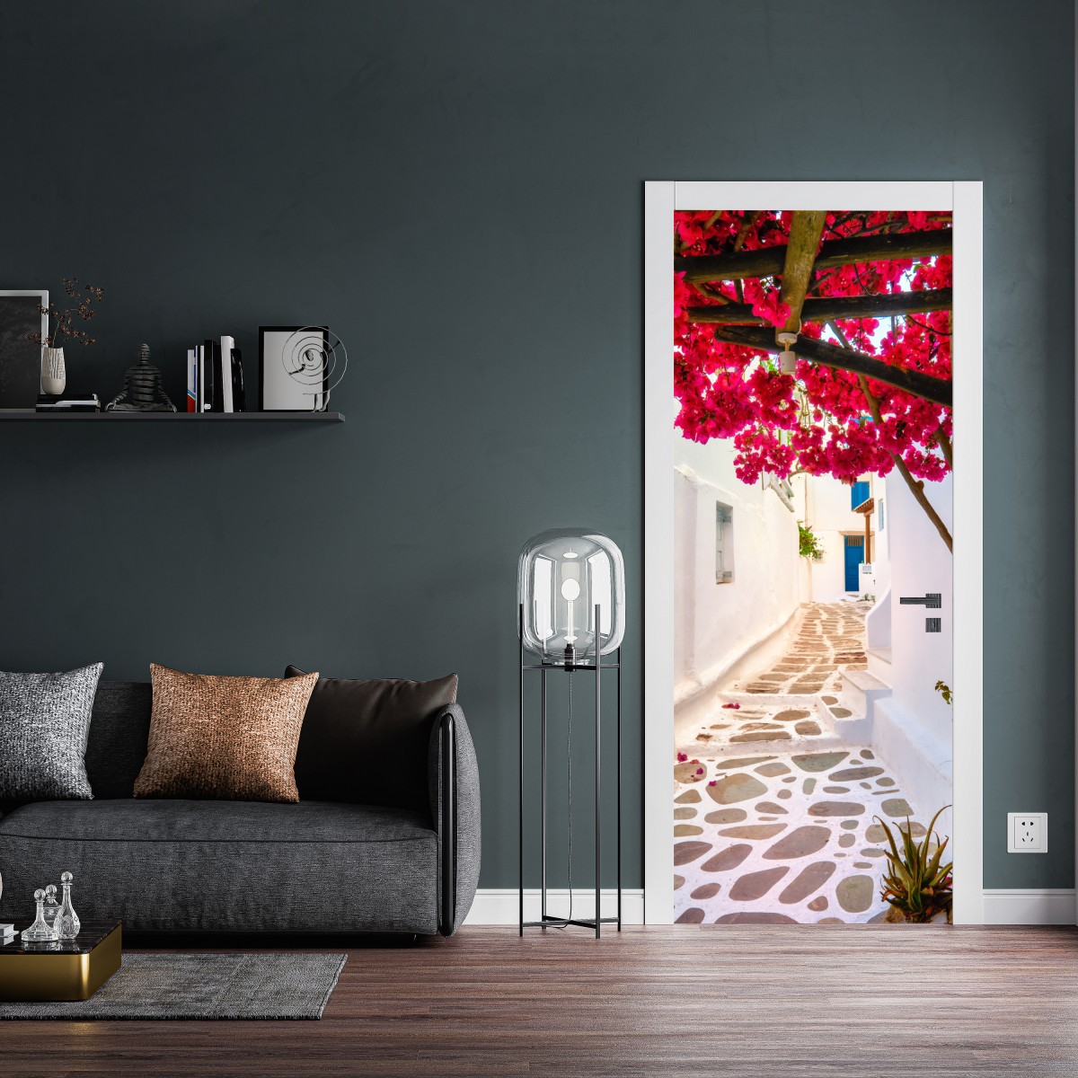 Naklejka na drzwi słoneczna uliczka grecka z bugenwillą – Wallissimo® Naklejka na drzwi słoneczna uliczka grecka z bugenwillą – Wallissimo®