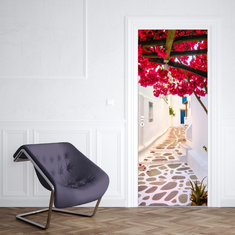 Naklejka na drzwi słoneczna uliczka grecka z bugenwillą – Wallissimo® Naklejka na drzwi słoneczna uliczka grecka z bugenwillą – Wallissimo®