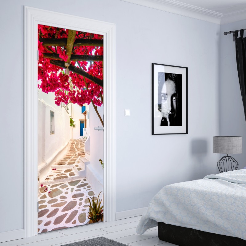 Naklejka na drzwi słoneczna uliczka grecka z bugenwillą – Wallissimo® Naklejka na drzwi słoneczna uliczka grecka z bugenwillą – Wallissimo®