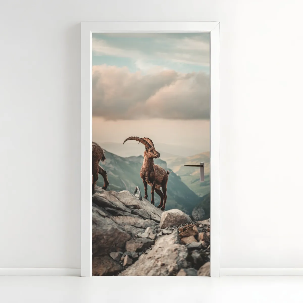Naklejka na drzwi kozica alpejska na skalistym grzbiecie – Wallissimo® Naklejka na drzwi kozica alpejska na skalistym grzbiecie – Wallissimo®