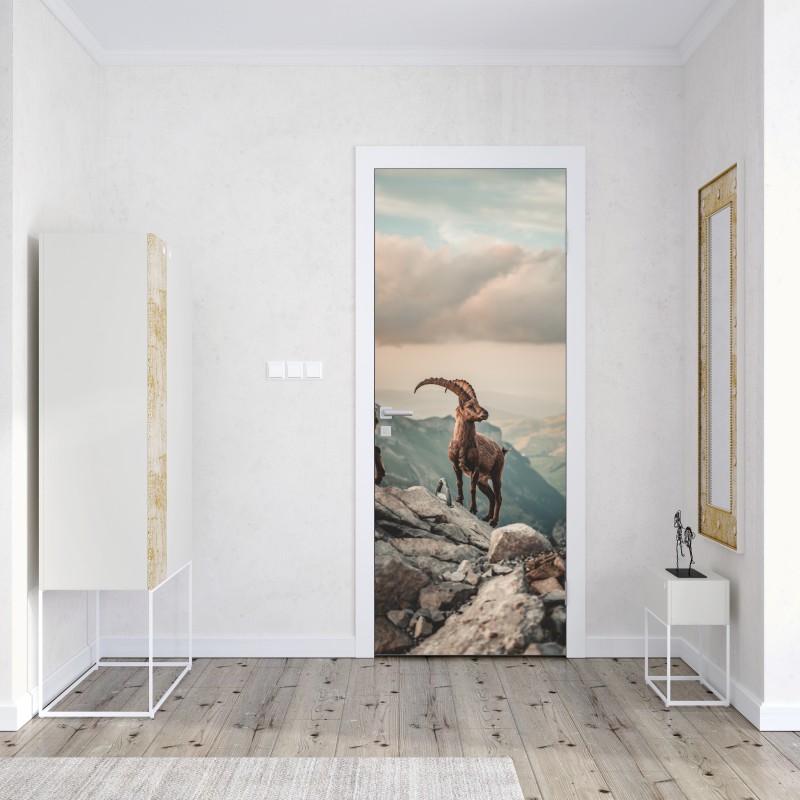 Naklejka na drzwi kozica alpejska na skalistym grzbiecie – Wallissimo® Naklejka na drzwi kozica alpejska na skalistym grzbiecie – Wallissimo®