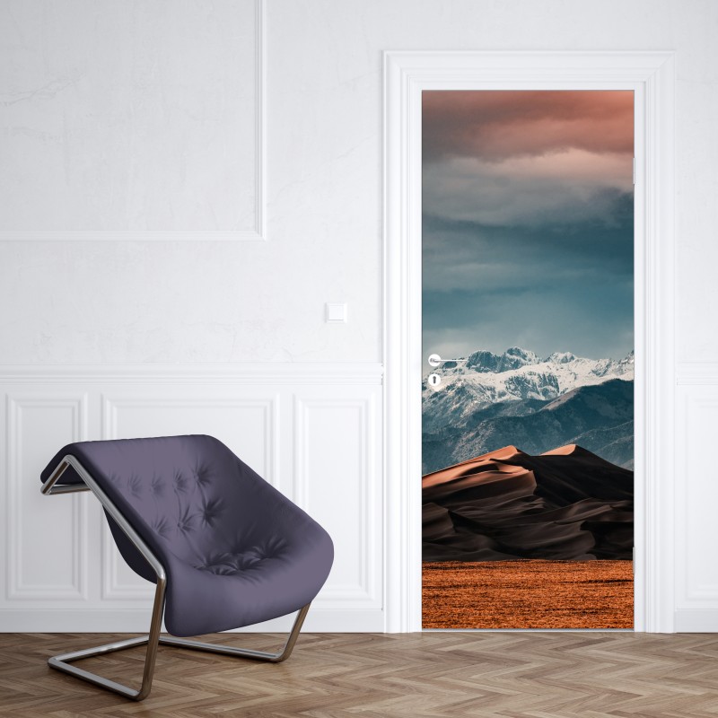Naklejka na drzwi wydmy pustyni pod zaśnieżonymi szczytami – Wallissimo® Naklejka na drzwi wydmy pustyni pod zaśnieżonymi szczytami – Wallissimo®