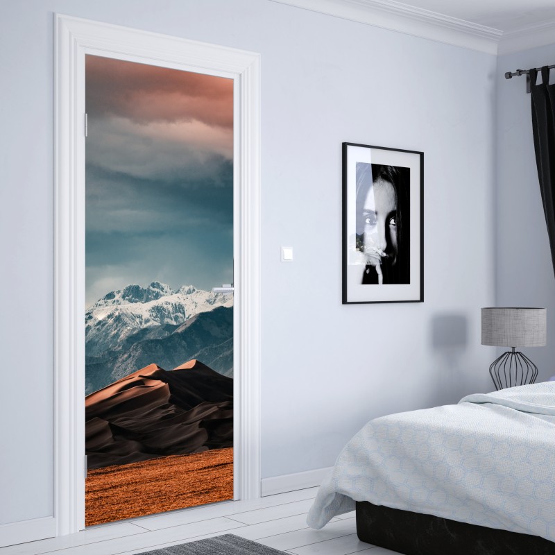 Naklejka na drzwi wydmy pustyni pod zaśnieżonymi szczytami – Wallissimo® Naklejka na drzwi wydmy pustyni pod zaśnieżonymi szczytami – Wallissimo®