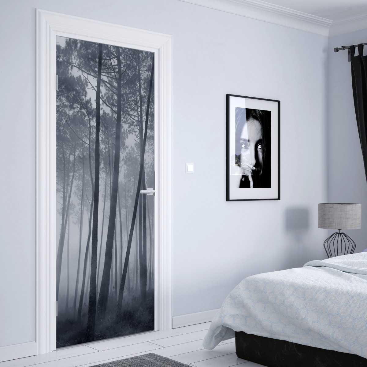 Naklejka na drzwi mglisty sosnowy las nocą – Wallissimo® Naklejka na drzwi mglisty sosnowy las nocą – Wallissimo®