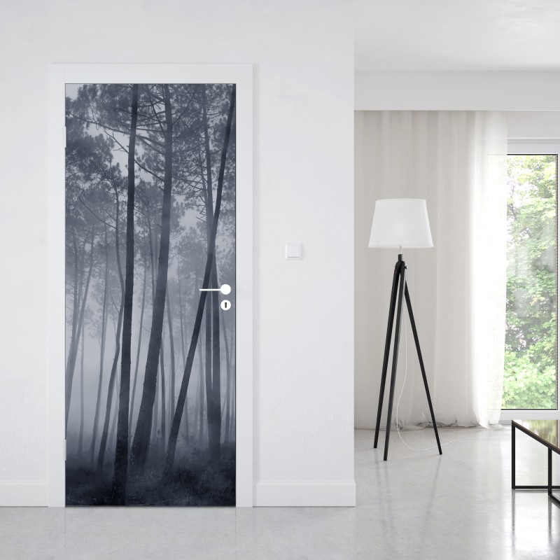Naklejka na drzwi mglisty sosnowy las nocą – Wallissimo® Naklejka na drzwi mglisty sosnowy las nocą – Wallissimo®