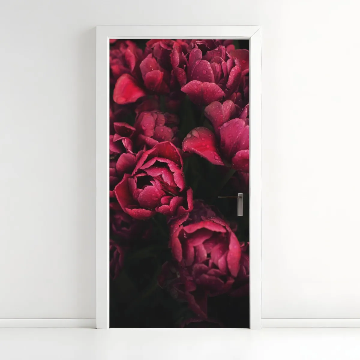 Naklejka na drzwi głębokie bordowe kwiaty z kroplami wody – Wallissimo® Naklejka na drzwi głębokie bordowe kwiaty z kroplami wody – Wallissimo®