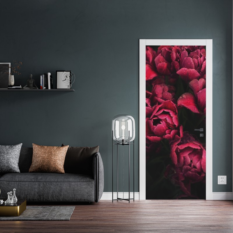 Naklejka na drzwi głębokie bordowe kwiaty z kroplami wody – Wallissimo® Naklejka na drzwi głębokie bordowe kwiaty z kroplami wody – Wallissimo®