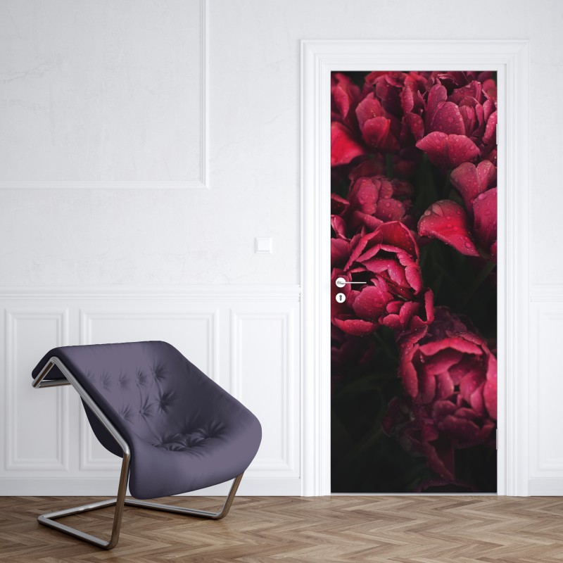 Naklejka na drzwi głębokie bordowe kwiaty z kroplami wody – Wallissimo® Naklejka na drzwi głębokie bordowe kwiaty z kroplami wody – Wallissimo®