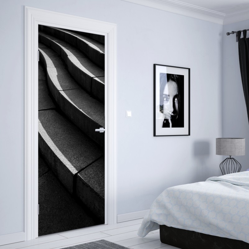 Naklejka na drzwi zakrzywione betonowe schody w cieniu – Wallissimo® Naklejka na drzwi zakrzywione betonowe schody w cieniu – Wallissimo®