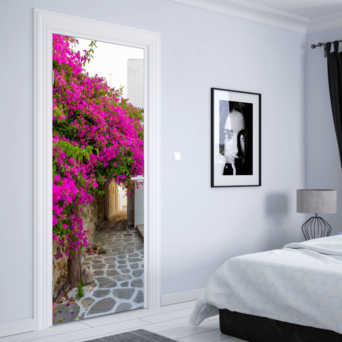 Naklejka na drzwi kwitnąca bugenwilla w uliczce Naousa – Wallissimo® Naklejka na drzwi kwitnąca bugenwilla w uliczce Naousa – Wallissimo®