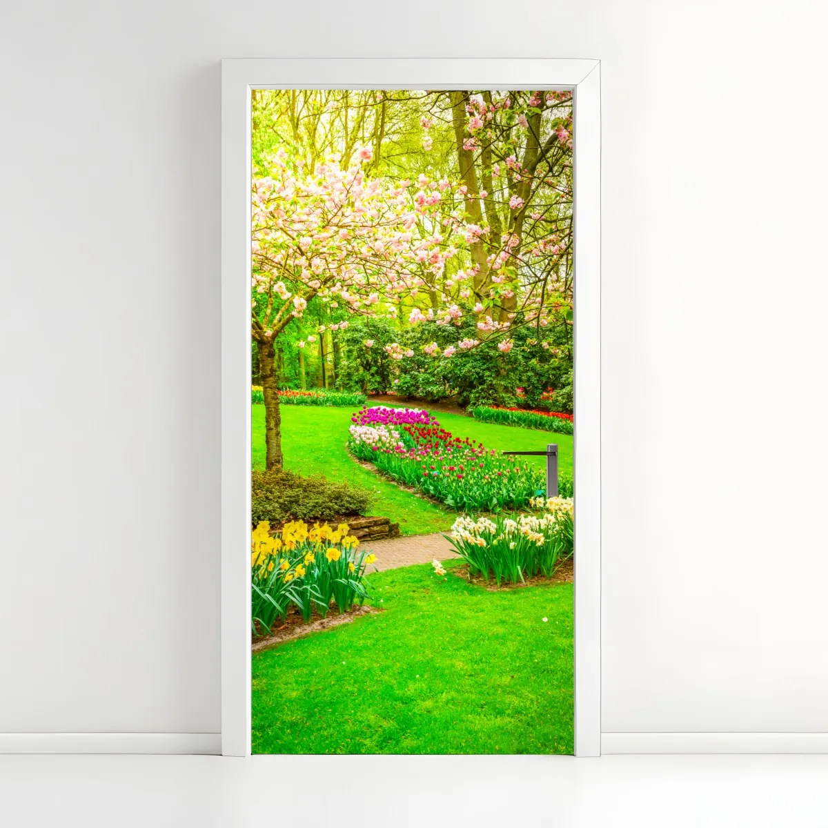 Naklejka na drzwi wiosenny ogród w rozkwicie: tulipany i kwiat wiśni – Wallissimo® Naklejka na drzwi wiosenny ogród w rozkwicie: tulipany i kwiat wiśni – Wallissimo®