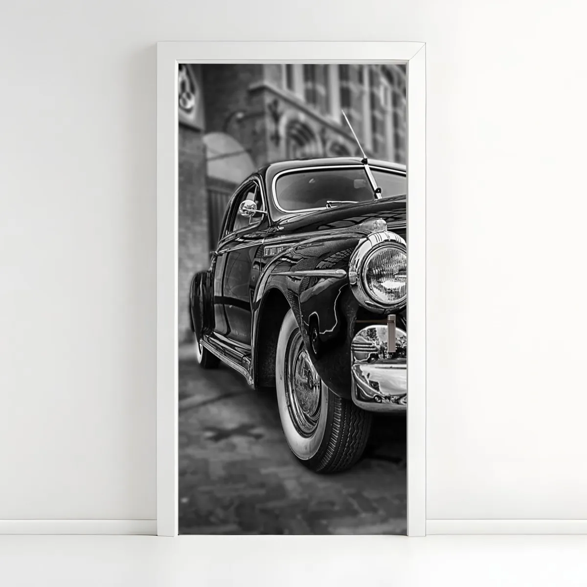 Naklejka na drzwi zabytkowy klasyczny samochód na brukowanej ulicy – Wallissimo® Naklejka na drzwi zabytkowy klasyczny samochód na brukowanej ulicy – Wallissimo®