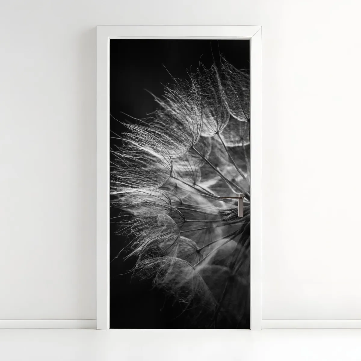 Naklejka na drzwi delikatny puch dmuchawca w monochromie – Wallissimo® Naklejka na drzwi delikatny puch dmuchawca w monochromie – Wallissimo®