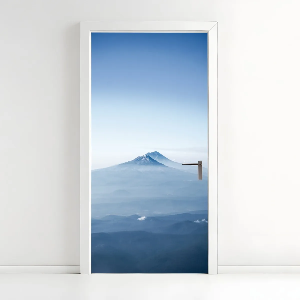 Naklejka na drzwi mglisty niebieski szczyt górski – Wallissimo® Naklejka na drzwi mglisty niebieski szczyt górski – Wallissimo®