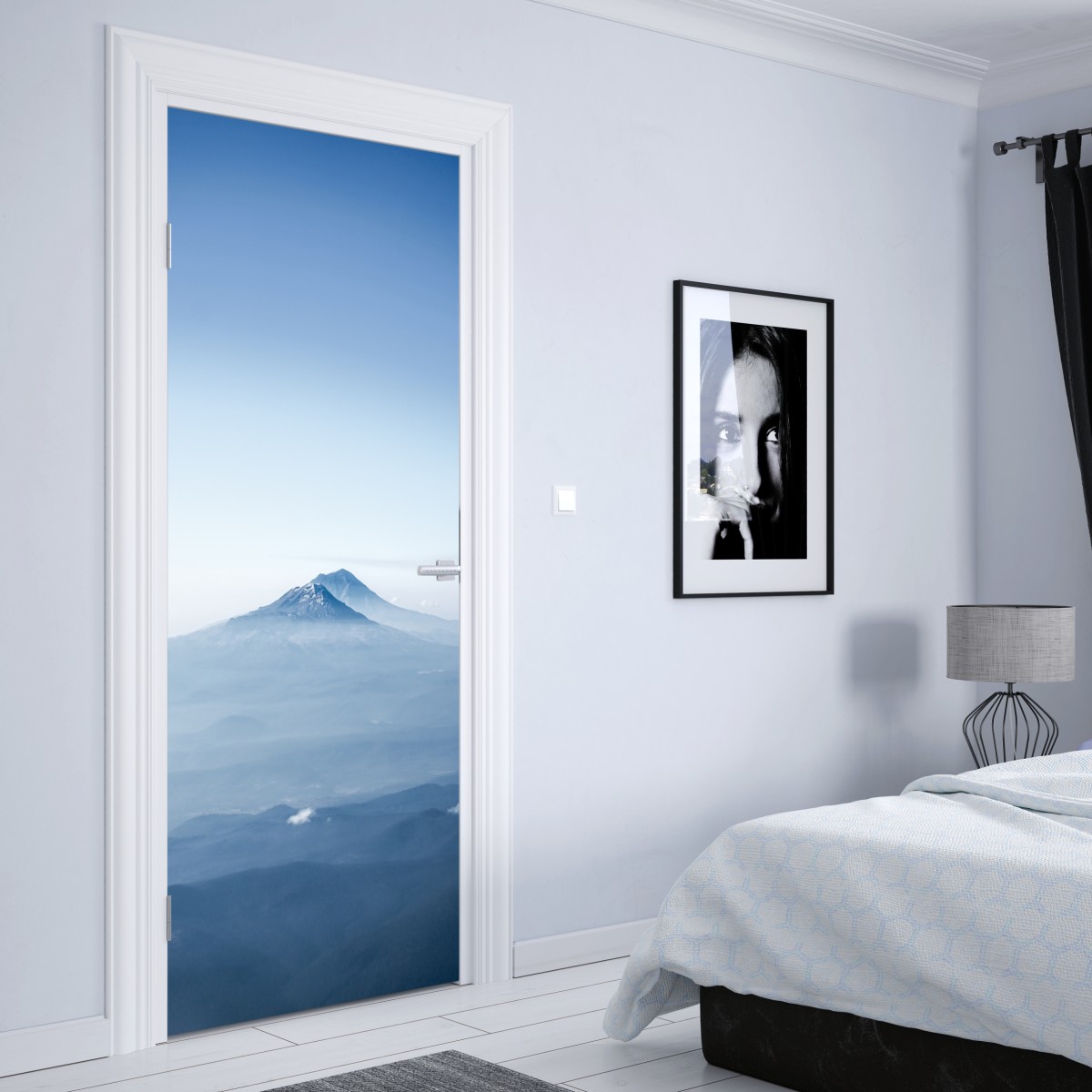 Naklejka na drzwi mglisty niebieski szczyt górski – Wallissimo® Naklejka na drzwi mglisty niebieski szczyt górski – Wallissimo®