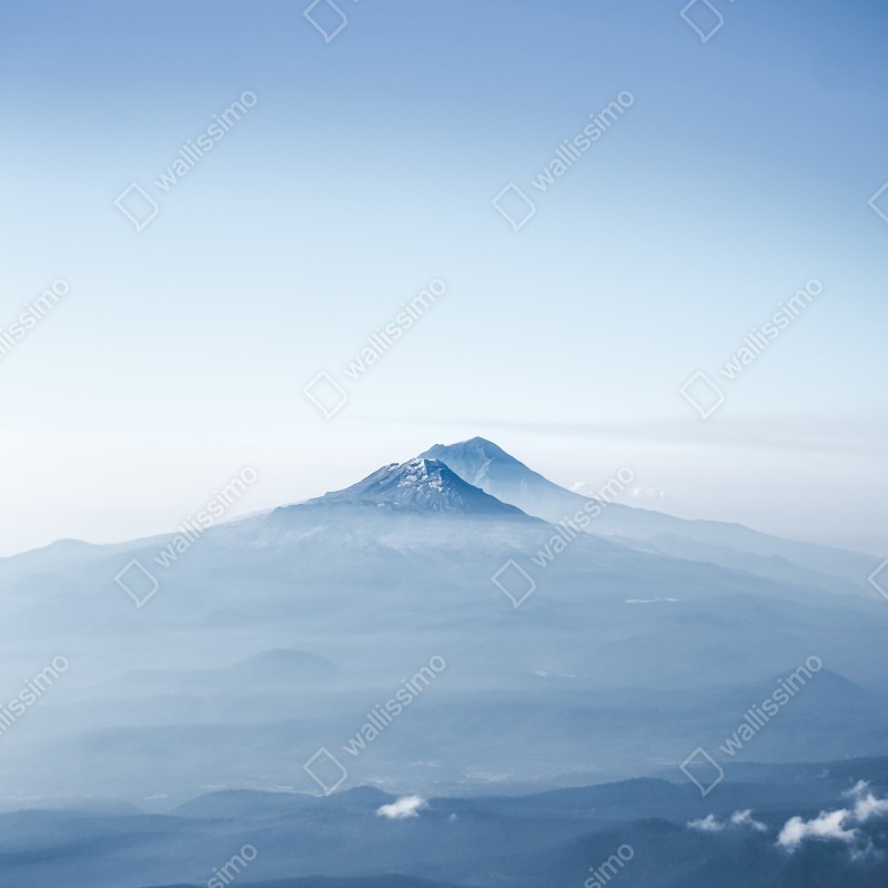 Naklejka na drzwi mglisty niebieski szczyt górski – Wallissimo® Naklejka na drzwi mglisty niebieski szczyt górski – Wallissimo®