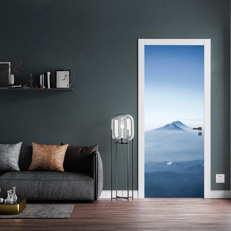 Naklejka na drzwi mglisty niebieski szczyt górski – Wallissimo® Naklejka na drzwi mglisty niebieski szczyt górski – Wallissimo®