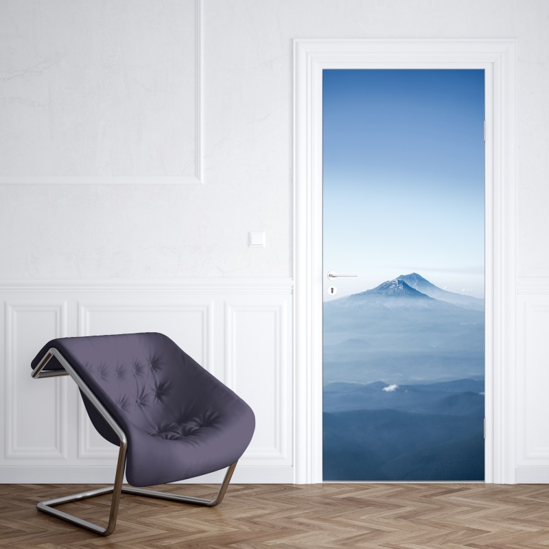 Naklejka na drzwi mglisty niebieski szczyt górski – Wallissimo® Naklejka na drzwi mglisty niebieski szczyt górski – Wallissimo®