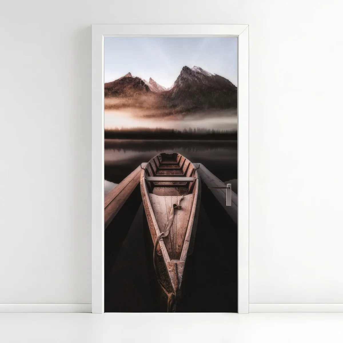 Naklejka na drzwi mglista łódź przy górskim jeziorze – Wallissimo® Naklejka na drzwi mglista łódź przy górskim jeziorze – Wallissimo®