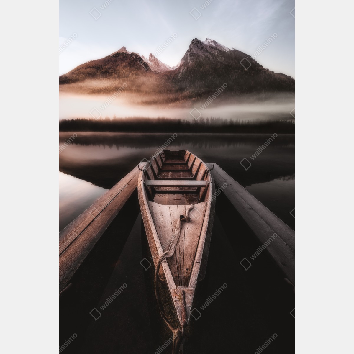 Naklejka na drzwi mglista łódź przy górskim jeziorze – Wallissimo® Naklejka na drzwi mglista łódź przy górskim jeziorze – Wallissimo®