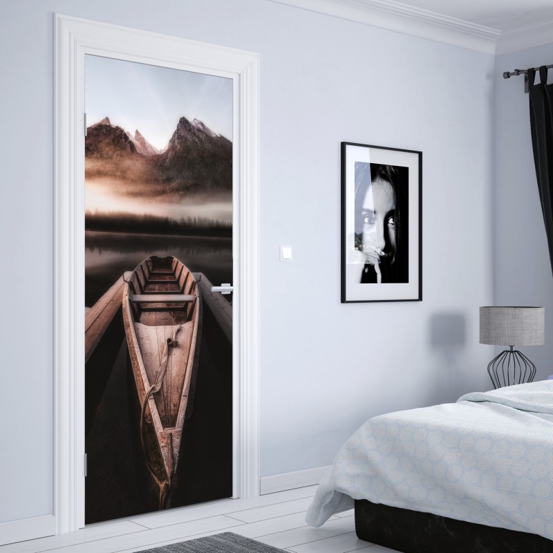 Naklejka na drzwi mglista łódź przy górskim jeziorze – Wallissimo® Naklejka na drzwi mglista łódź przy górskim jeziorze – Wallissimo®