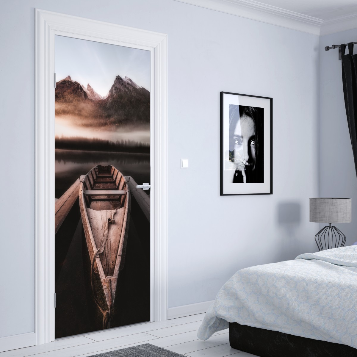 Naklejka na drzwi mglista łódź przy górskim jeziorze – Wallissimo® Naklejka na drzwi mglista łódź przy górskim jeziorze – Wallissimo®
