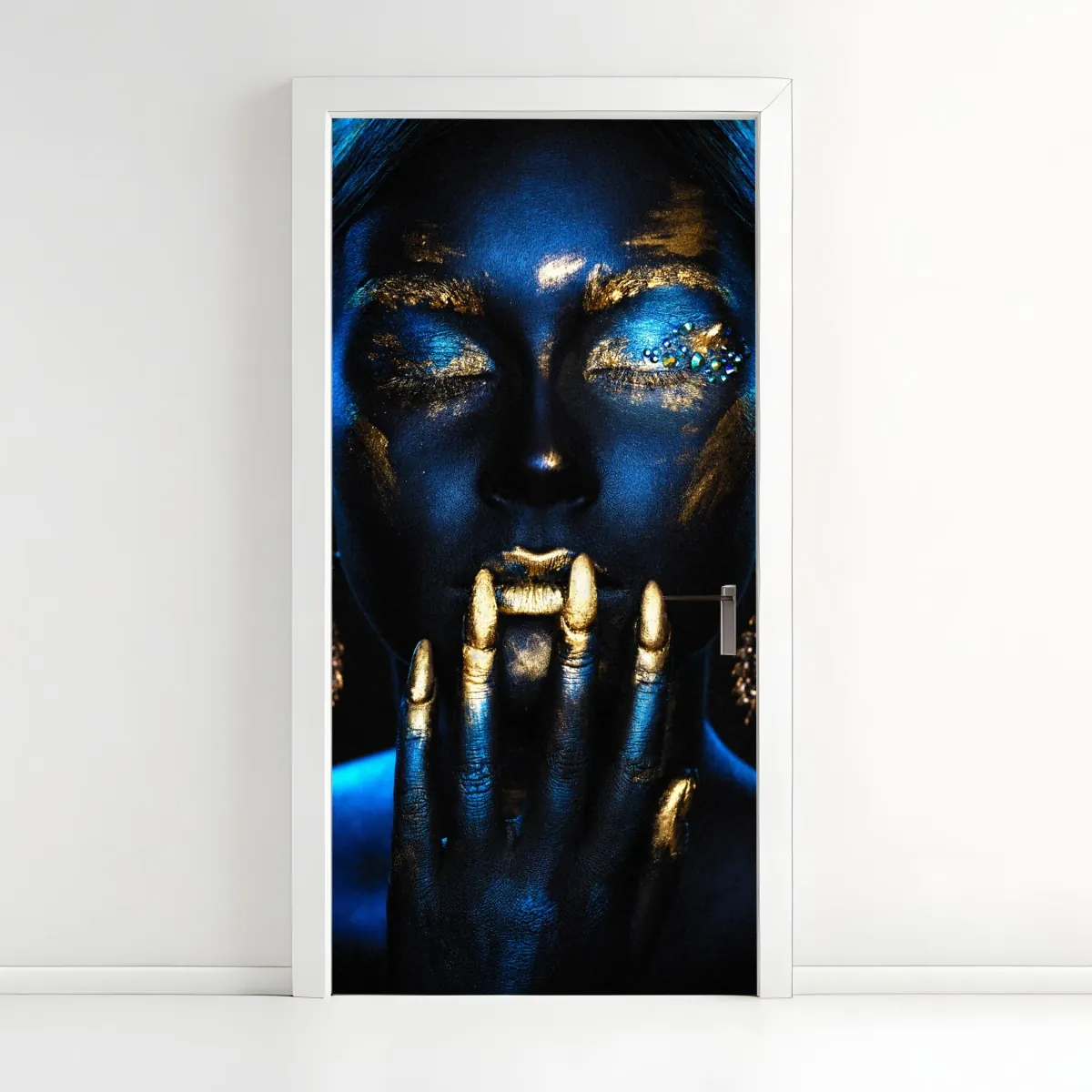 Naklejka na drzwi mistyczny portret w złocie i błękicie – Wallissimo® Naklejka na drzwi mistyczny portret w złocie i błękicie – Wallissimo®